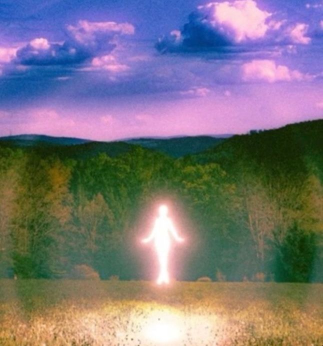 Ilustración de una figura de luz de pie en un prado, bajo un cielo violeta