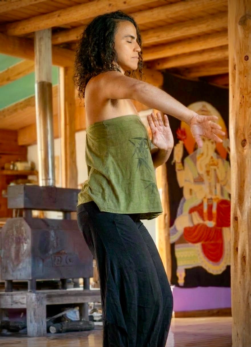 Carla moviéndose en un salón de madera, con los brazos extendidos